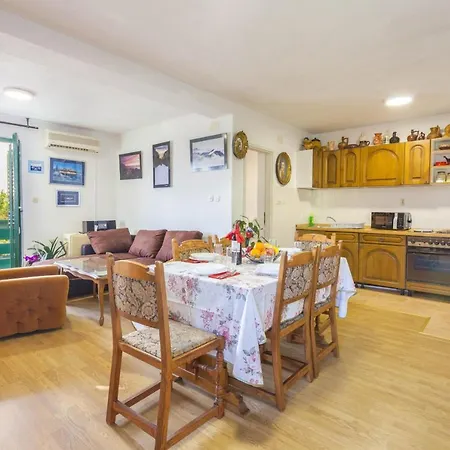 Family-friendly With Swimming Pool Gornji Tucepi, - 17686 מאקרסקה